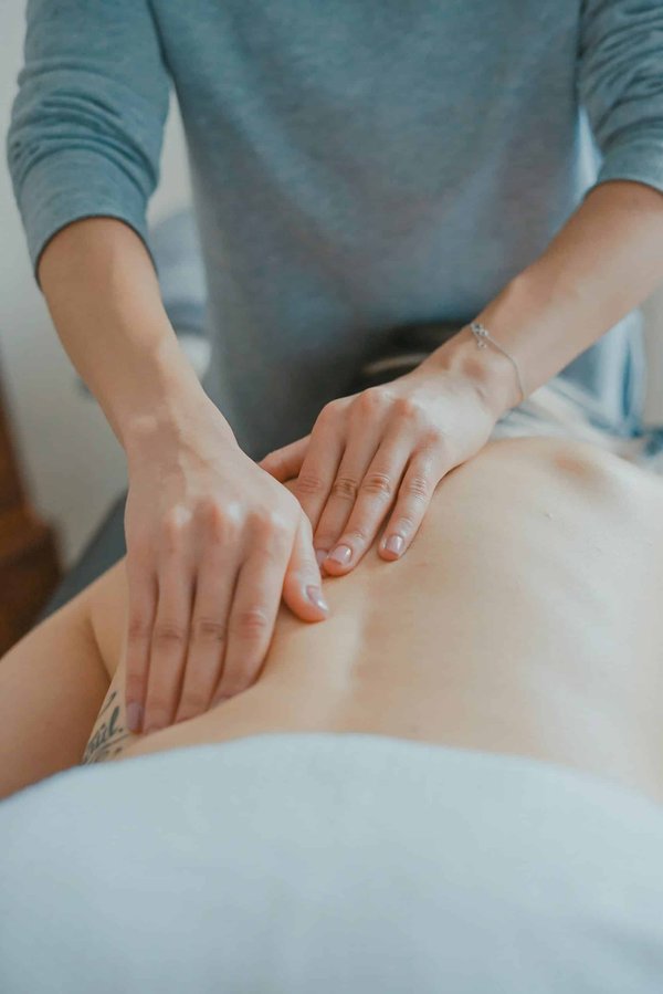 Quels sont les bienfaits des massages faciaux et comment les réaliser?
